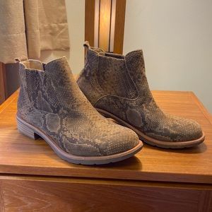 GORGEOUS Sofft Booties Size 7 Brown Suede Snake Skin Pattern